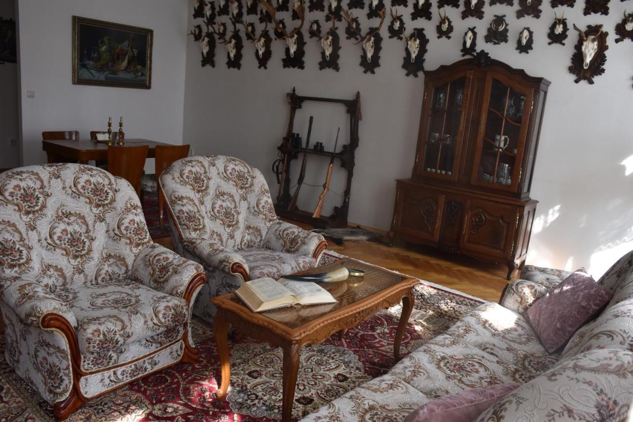 Lovecky Na Namesti Ve Frenstate Pod Radhostem *